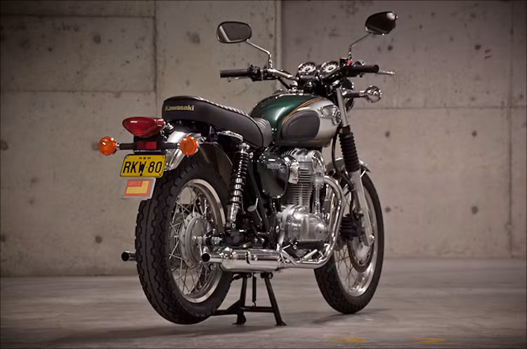 W800 Black Edition vẫn sử dụng khối động cơ 773 cc SOHC 2 xi-lanh thẳng hàng như các phiên bản bình thường. Có thiết kế cổ điển nhưng trên thực tế động cơ này đã sử dụng phun xăng điện tử để có thể đảm bảo hàm lượng khí thải ở các nước châu Âu.