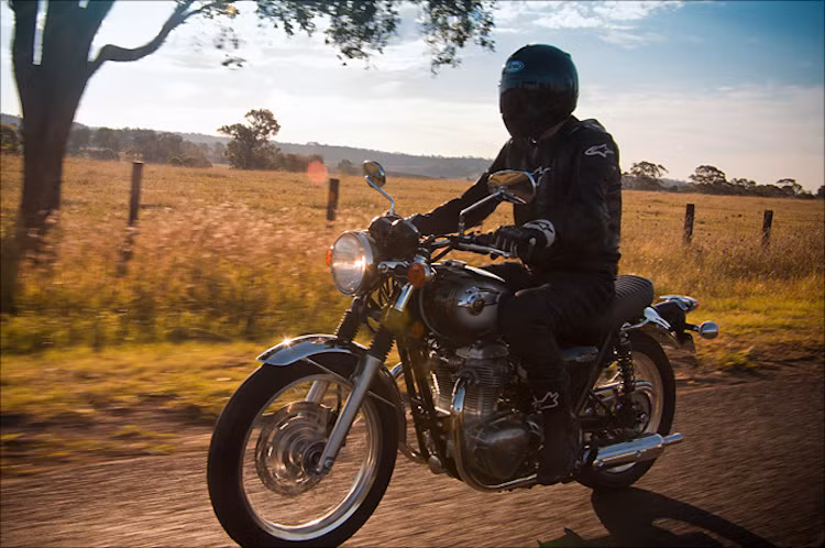 Được làm mát bằng gió, động cơ này đem tới công suất tối đa 47 mã lực và mô-men xoắn cực đại 60 Nm - phù hợp với một mẫu xe đường trường như W800.