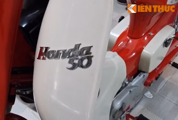 Một người đam mê Honda Cub tại Sài Gòn đã cất công tìm kiếm và có được chiếc Super Cub C100 hàng hiếm này, với tất cả các chi tiết "còn zin" hoàn toàn và ở trong tình trạng như mới. Đây là một việc không hề dễ dàng khi chiếc xe đã có tuổi đời rất lâu.