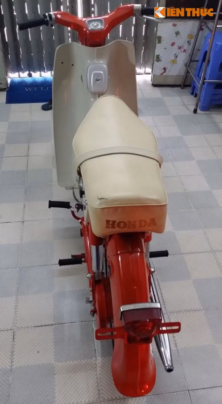 Vỏ yên nguyên bản với chữ Honda viết bằng font cũ ở phía sau cũng "còn zin", mặc dù đã bị rách nhẹ ở góc phía sau. Để đảm bảo độ "zin" cho chiếc xe, chủ xe đã không thay thế vỏ cho yên.