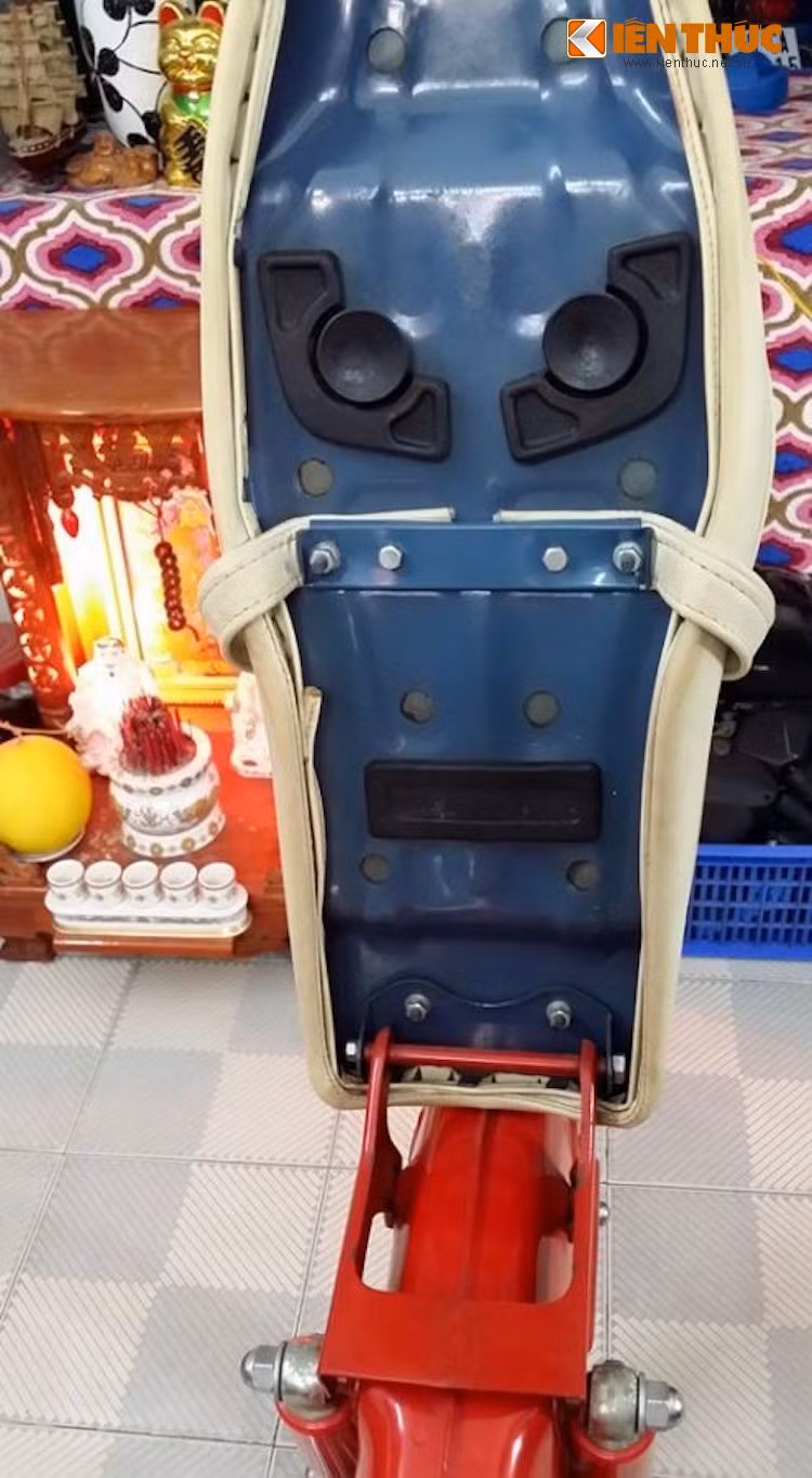 Toàn bộ bộ yên với khung xương bằng thép, mút cao su đều còn trong tình trạng hoàn hảo, hoàn toàn không có dấu hiệu bong tróc hay mọt rỉ, chứng tỏ chiếc xe đã được giữ gìn cực kỳ cẩn thận.