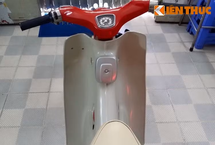 Honda Super Cub C100 tại Sài Gòn là chiếc xe sản xuất hàng loạt đầu tiên trên Thế giới của thương hiệu xe máy đình đám Nhật Bản. Nó có vỏ được làm bằng nhựa, cụ thể hơn là loại nhựa polyethylene. Bộ yếm của chiếc xe vẫn còn giữ được độ bóng như mới sau hơn 50 năm.