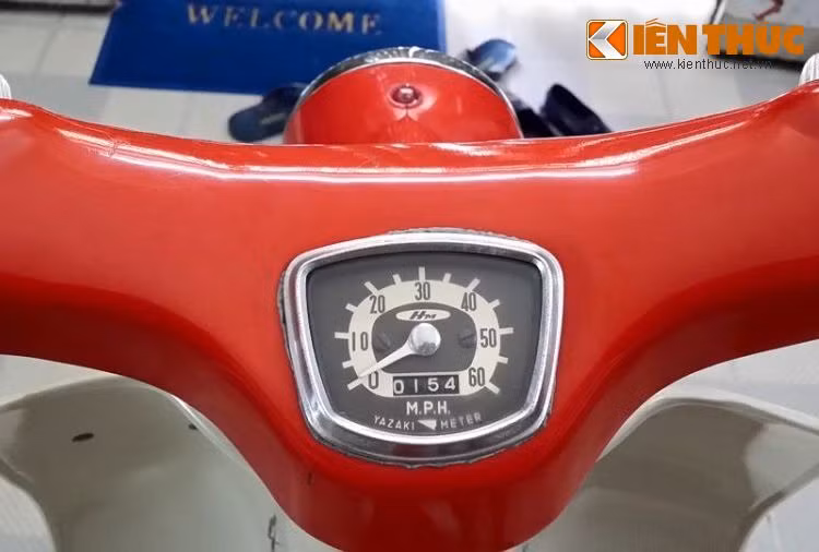 Đơn vị đo tốc độ là dặm/h được ghi trên mặt đồng hồ đã chứng minh rằng chiếc Super Cub C100 này đã được đem tới Việt Nam từ Mỹ. Sau nửa Thế kỷ, chiếc xe mới chỉ chạy được 154 dặm (tương đương 247 km).