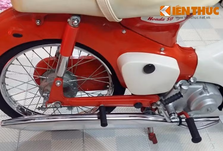 Những bưởng máy của chiếc Super Cub C100 này vẫn còn giữ được màu sơn nhũ gần như mới sau 249 km đi được. Ngay cả cây pô "quả nhót" nguyên bản của chiếc xe cũng còn được người chơi giữ gìn như mới.