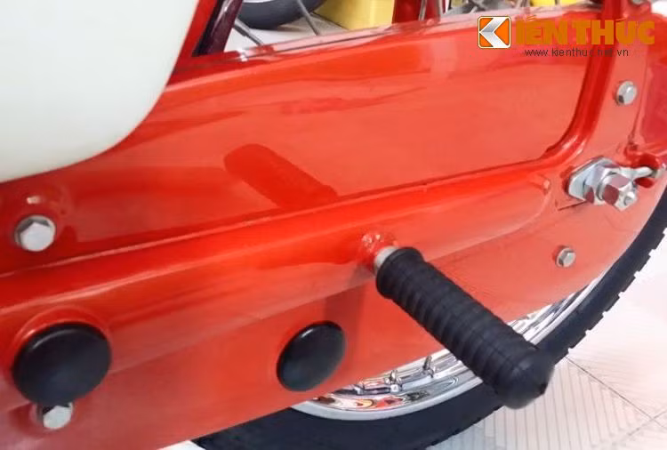 Trên gắp sau, các chi tiết nhựa và cao su như những nút che nắp hộp xích, gác chân cho người ngồi sau cũng như mới. Từng con ốc của chiếc Cub C100 này cũng đều óng ánh lớp mạ.