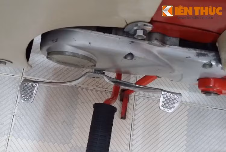 Với dung tích 50 cc, động cơ của xe đạt công suất tối đa 4,5 mã lực kèm hộp số 3 cấp côn tự động. Là thế hệ Cub đầu tiên, chiếc xe cũng sử dụng hệ thống điện má vít 6V thay vì CDI 12V như các thế hệ sau này.