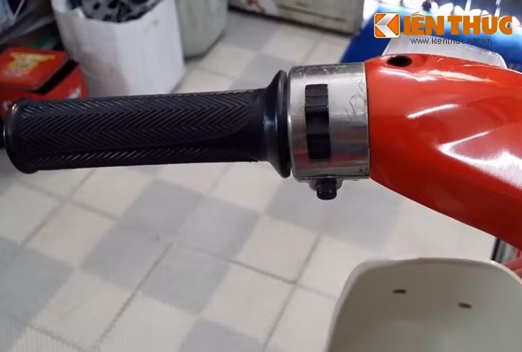 Tay nắm cao su của chiếc Cub hoàn toàn chưa bị lão hóa và vẫn giữ được màu đen bóng như mới. Trong khi đó, cụm công tắc bên cạnh chỉ hơi bị rạn lớp mạ một chút. Do chưa có công tắc bật pha/cos và nút đề nên chiếc Cub C100 đời đầu chỉ có 2 công tắc duy nhất là xi-nhan và còi bên trái.