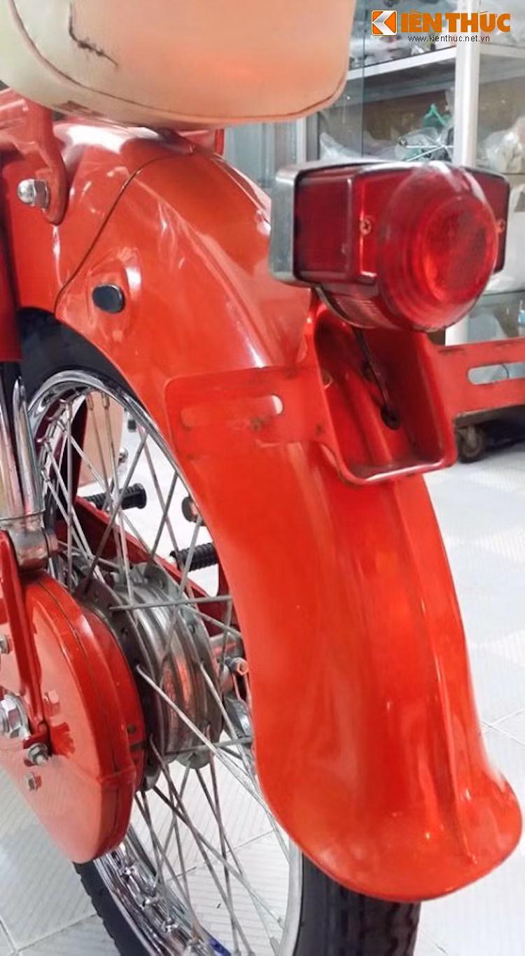 Ở phía sau, chiếc xe còn giữ được đèn hậu Stanley nguyên bản. Trên thế hệ đầu tiên này, đèn xi-nhan phía sau không được trang bị sẵn cho xe do lúc này, luật pháp của Mỹ chưa yêu cầu các dòng xe phân khối nhỏ phải có đầy đủ xi-nhan.