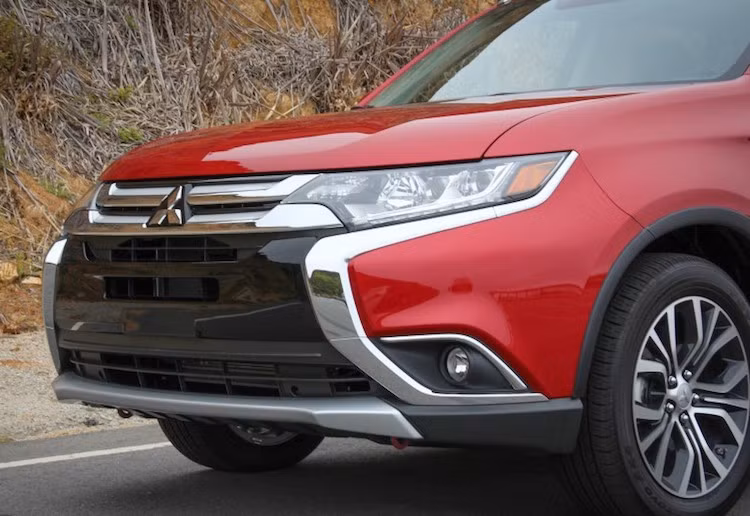Dù là một bản nâng cấp giữa vòng đời nhưng Mitsubishi đã thay đổi khá nhiều thiết kế của Outlander. Toàn bộ phần trước có thiết kế hoàn toàn mới, với lưới tản nhiệt lớn mạ chrome và các đèn pha mỏng hơn. Những dải chrome chạy từ đuôi đèn trước và "uốn lượn" tới hốc đèn sương mù cũng tạo ra cá tính độc đáo cho chiếc xe.