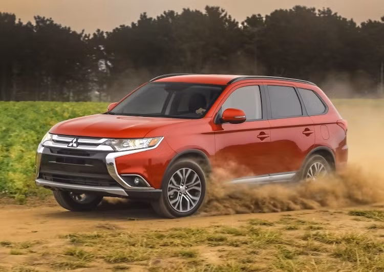 Ngoài ra, ở bên dưới lớp vỏ, Mitsubishi Outlander mới còn có chassis được gia cường cùng hệ thống treo được thiết kế lại. . Tính năng an toàn của xe cũng được chú trọng, gồm có 7 túi khí (trước, bên sườn, rèm và đầu gối người lái), hệ thống cân bằng điện tử, hỗ trợ khởi hành ngang dốc, chống bó cứng phanh,...