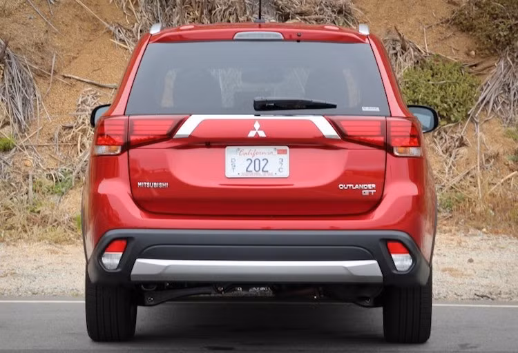 Tại thị trường Việt Nam, Mitsubishi Outlander 2016 sẽ phải cạnh tranh với các đối thủ như Honda CR-V, Mazda CX-5 và Hyundai Tucson. Với việc các công ty thành viên Mitsubishi Nhật Bản đã tăng tỉ lệ góp vốn từ 50% lên 82% vào MMV và sự ra mắt Outlander mới, Mitsubishi nuôi hy vọng hãng sẽ giành được thị phần lớn hơn tại đây.