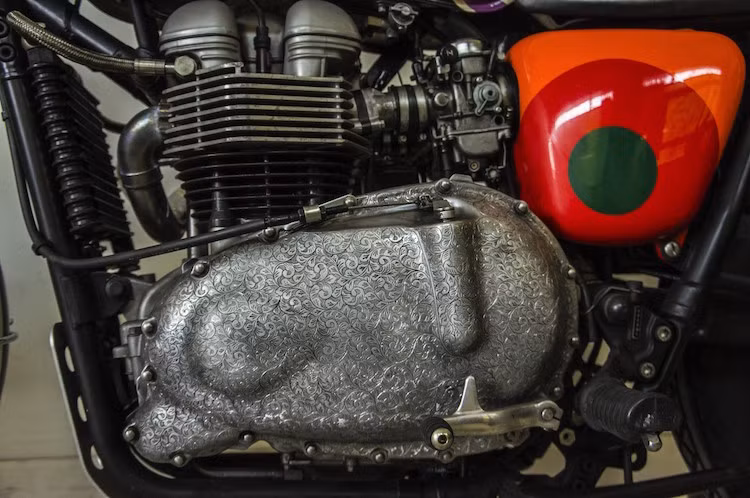 Để có thể điêu khắc 2 bên bưởng máy này, nghệ nhân đã phải mất tổng cộng 350 giờ, hay 44 ngày làm việc 8 tiếng. Chỉ riêng các chi tiết này đã giúp giá trị của chiếc xe tăng lên.