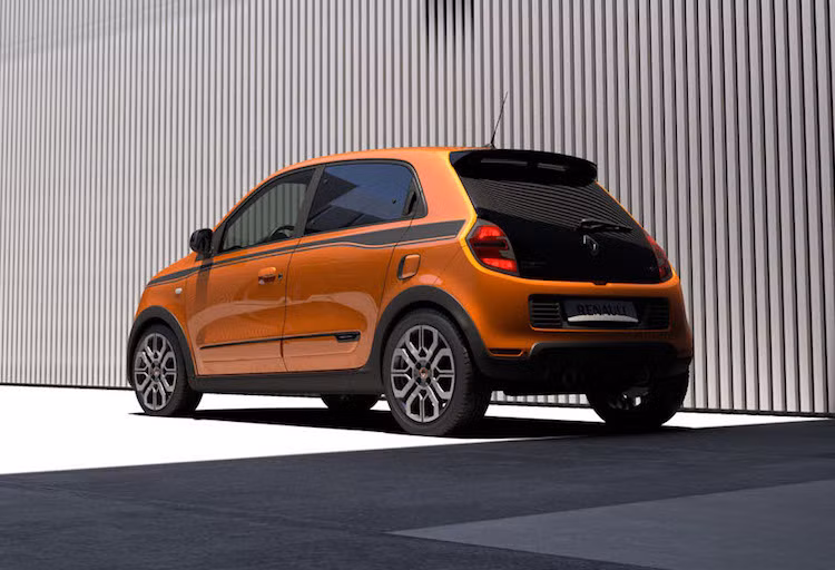 Bên cạnh đó, Renault còn trang bị cho chiếc xe bộ mâm đúc với kích thước 17 inch và thiết kế 4 cánh hiếm gặp. Ở phía sau, chiếc xe có thêm hệ thống xả thể thao "giấu" dưới cản sau.