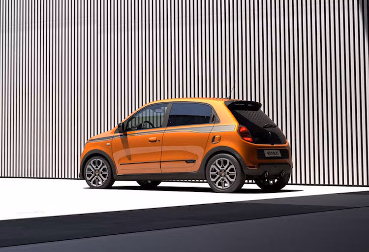 Kết hợp với trọng lượng nhẹ và kích thước cực nhỏ (chiều dài chỉ khoảng 3,5 m), Twingo GT có thể đem tới cảm giác lái "vui nhộn" ngay cả khi không có động cơ mạnh và chỉ di chuyển trong thành phố. Đây là điều mà rất ít những mẫu xe thể thao truyền thống có thể đạt được.