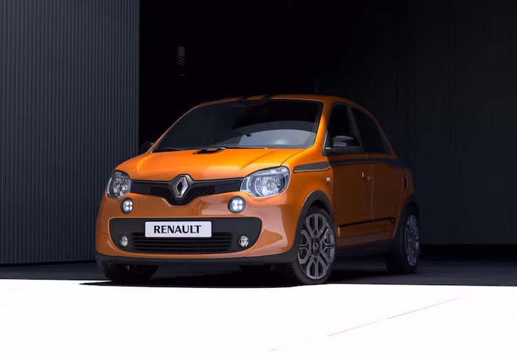 Bên cạnh Porsche 911 và các dòng xe supermini Smart, Renault Twingo là một trong số những mẫu xe hiếm hoi trên Thế giới hiện nay được trang bị động cơ đặt phía sau đuôi xe, kết hợp với hệ dẫn động cầu sau.