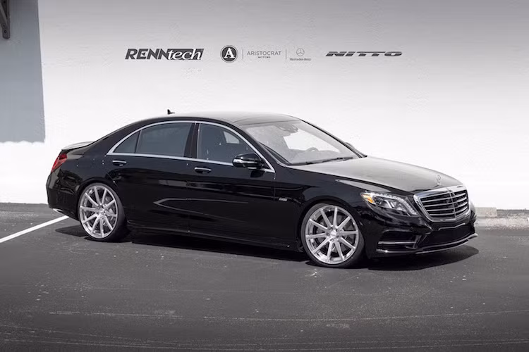 Được thành lập từ năm 1989 tại Florida - Mỹ, Renntech là một hãng độ "chuyên trị" các dòng xe Mercedes với người đứng đầu là Hartmur Feyhl - một kỹ sư đã có 12 năm kinh nghiệm tại chính Mercedes-AMG. Đối với chiếc xe sang gần cao cấp nhất Mercedes-Benz S550, Renntech đã có riêng một gói nâng cấp giúp cải thiện cả hiệu năng lẫn kiểu dáng của xe.