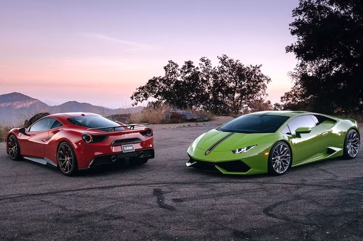 Trong Thế giới xe hiện nay, 2 mẫu siêu xe đỉnh cao với động cơ đặt giữa tới từ Ý là Ferrari 488 GTB và Lamborghini Huracan hiện đang được cả các đại gia lẫn những hãng độ, hãng phụ kiện khác nhau ưa chuộng. Là "Kỳ phùng địch thủ" của nhau, 488 GTB đã có dịp "so dáng" cùng Huracan khi cả 2 đã được độ mâm HRE.