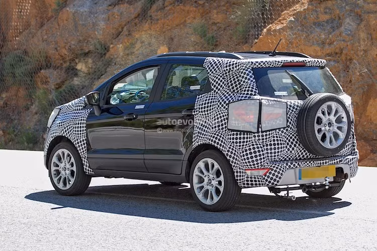 Tùy thuộc vào từng thị trường, EcoSport 2017 sẽ được trang bị bánh dự phòng ở phía sau hay không. Trong đó, các phiên bản bán ở châu Á sẽ có bánh dự phòng ở phía sau, trong khi phiên bản ở châu Âu không có trang bị này. Đèn hậu và cản sau của chiếc xe hứa hẹn sẽ có sự thay đổi nhẹ.