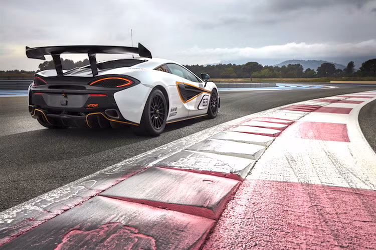 Bên trong cabin của 570S Sprint, toàn bộ các chi tiết tiện nghi trên một chiếc 570S bình thường sẽ bị "lột" hết, chỉ còn giữ lại một chiếc ghế thể thao với đai an toàn 6 điểm cùng bảng táp-lô, tay lái và hệ thống chữa cháy. Bộ khung thép gia cường theo đúng tiêu chuẩn của liên đoàn đua ôtô Thế giới (FIA) sẽ được trang bị sẵn, tuy nhiên ghế phụ lại là tùy chọn.