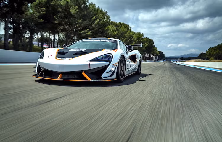Dựa trên dòng xe giá rẻ 570S Coupe, McLaren 570S Sprint hiện là chiếc xe thể thao nhất trong bộ sưu tập Sport Series của McLaren gồm 570S, 570GT và 540C.