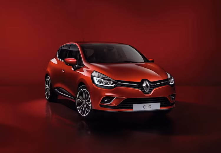 Phiên bản cao cấp nhất của Renault Clio 2017 vẫn là Initiale Paris, được trang bị sẵn tay lái cùng cần số bọc da Nappa, ghế đa đen hoặc đen-trắng, hệ thống đèn LED Pure Vision, hệ thống thông tin giải trí R-Link Evolution, dàn loa Bose và hệ thống Easy Park Assist.