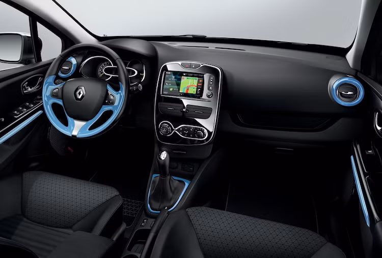 Trong đó, hệ thống R-Go có thể được đặt hàng ở mọi phiên bản của dòng xe. Trong phân khúc xe compact hạng B, Clio 2017 cũng là mẫu xe duy nhất có dàn âm thanh cao cấp của Bose. Ngoài ra, Renault cũng trang bị cho xe hệ thống hỗ trợ đỗ xe Easy Park Assist với cảm biến đặt trước và sau xe.