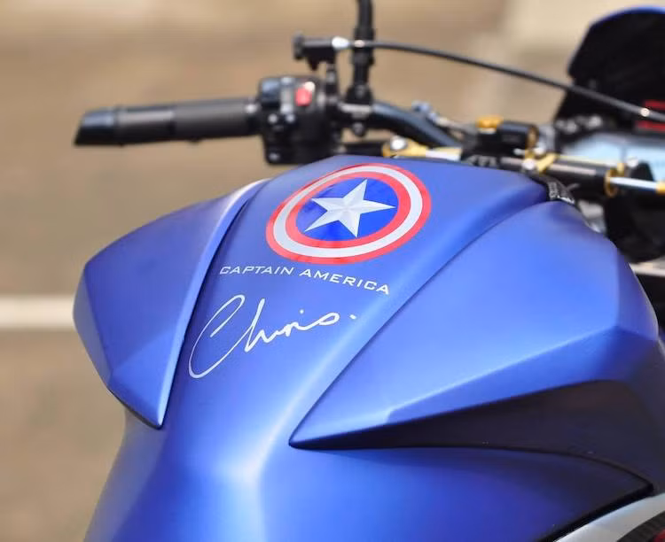 Toàn bộ dàn vỏ của xe đã được sơn lại trong tông màu xanh nhám, kèm theo các họa tiết hình chiếc khiên "biểu tượng" của siêu anh hùng Captain America - thủ lĩnh của đội Avengers trong thế giới truyện tranh Marvel.
