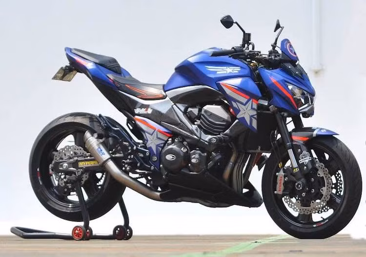 Là "đàn em" của chiếc Z1000 được ưa chuộng trong nhiều năm qua, do có giá thành hợp lý, kiểu dáng ấn tượng và khối động cơ 4 xi-lanh mạnh mẽ nên Kawasaki Z800 đã được nhiều biker ưa chuộng. Tuy nhiên không chỉ dừng ở dạng nguyên bản, một biker đã "đầu tư" mạnh vào chiếc naked bike này để khiến nó trở nên độc đáo hơn nữa.