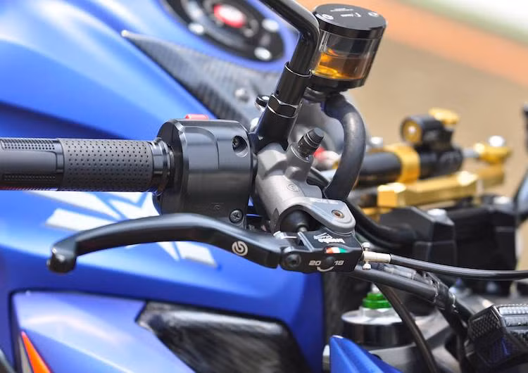 Ở phía trên tay lái là "dày đặc" các món đồ chơi hàng hiệu như bao tay Rizoma, bình dầu quả trứng Rizoma, tay phanh Brembo RCS 19 Master và ghi-đông Rizoma.