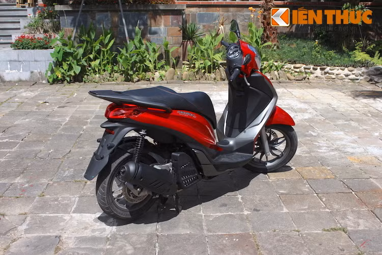 Tuy nhiên khi so với SH150i, tôi vẫn cảm thấy thích thiết kế đơn giản và hiện đại hơn của mẫu xe tới từ Nhật. Do có quá nhiều đường nét nên Medley trông hơi "cục mịch" và khá "rối", không được thanh lịch bằng một dòng xe tay ga bánh lớn khác của Piaggio là Liberty thế hệ mới.