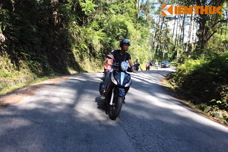 Tiềm năng thực sự của Medley chỉ được thể hiện ra rõ nhất khi chúng tôi "thử thách" chiếc xe trên các con đường đồi núi dốc tại Tam Đảo. Ở chiều đi lên, Medley vẫn có thể tăng tốc một cách đều và chắc chắn, hoàn toàn không xảy ra hiện tượng "hụp" ga hay đem tới cảm giác yếu đuối.