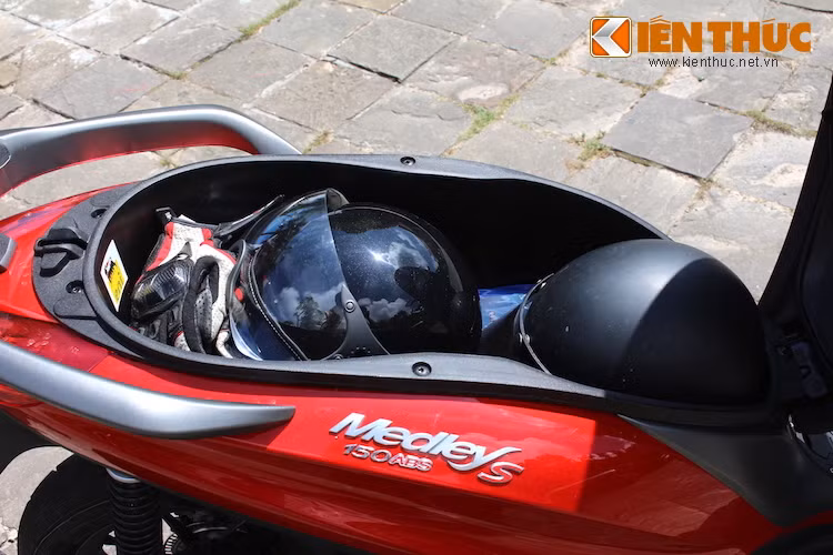 Đặc biệt, Medley S 150 có khoang chứa đồ siêu rộng, lên tới 36,2 lít và chỉ "chịu thua" Honda LEAD với 37 lít. Xe có thể dễ dàng chứa 2 mũ bảo hiểm cả đầu và vẫn còn dư chỗ để một số đồ dùng lặt vặt. Nếu "để khéo", 3 chiếc mũ bảo hiểm nửa đầu có thể được xếp gọn trong cốp xe.