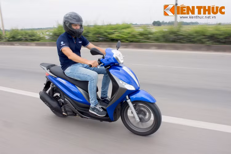 Trên đường trường, Medley S 150 cũng thể hiện khả năng điều khiển rất "nhẹ nhàng" và êm ái. Ngay cả khi di chuyển ở tốc độ khoảng 60-70 km/h, chiếc xe vẫn rất ổn định, không hề có hiện tượng rung lắc mạnh, khiến cho người lái cảm thấy thoải mái hơn. Thiết kế yên của chiếc xe cũng đã được Piaggio nghiên cứu kỹ càng, khiến tôi không có cảm giác mỏi nhiều dù phải chạy xe liên tục trong nhiều giờ đồng hồ.