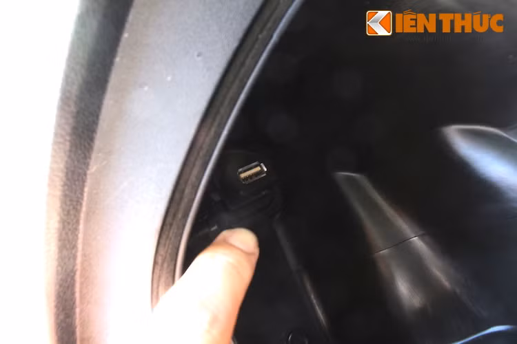 Ngoài ra, Medley S 150 còn có một số tiện ích độc đáo khác, hiếm gặp trên các dòng xe phân khối nhỏ ở Việt Nam. Một trong số đó là cổng USB được tích hợp sẵn trong hộc chứa đồ bên trái ở sau yếm. Được che bởi một nắp cao su, cổng USB này có thể sạc các thiết bị cầm tay như điện thoại, máy nghe nhạc... Tuy nhiên, cổng này được "giấu" khá sâu ở trên hộc chứa đồ, khiến người dùng phải "mò mẫm" một lúc mới có thể sử dụng.