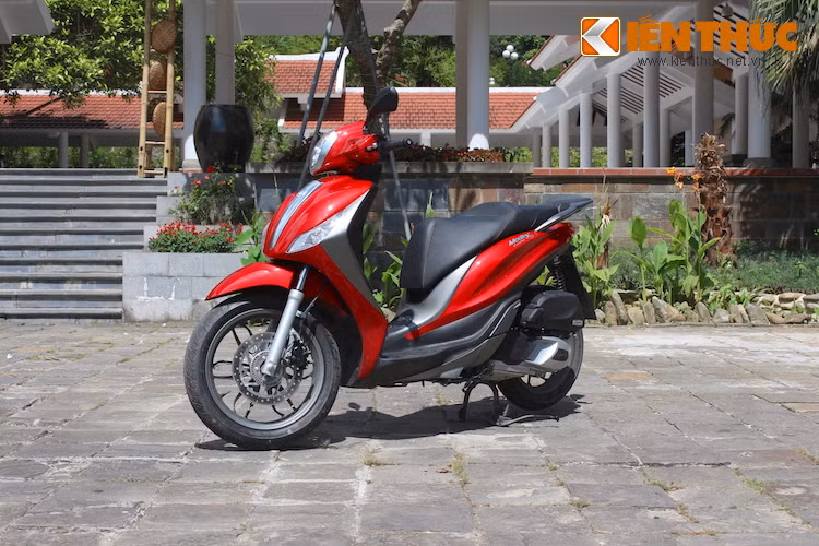 Sau khi cùng Medley S 150 và những người bạn đồng hành lên tới đỉnh núi một cách an toàn và thoải mái, tôi mới có dịp được "soi" kỹ hơn mẫu xe tay ga cao cấp này. Theo Piaggio, đối tượng khách hàng chính mà hãng muốn hướng tới với Medley là phái mạnh, chính vì vậy chiếc xe sở hữu khá nhiều đường nét đậm và dứt khoát trong thiết kế.