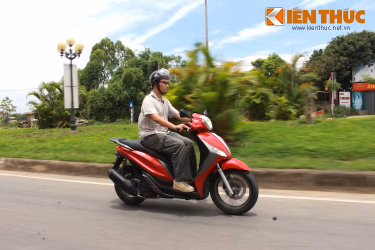 So với đối thủ SH150i, Medley không đem tới cảm giác "bốc" ở ga đầu. Thử "vít ga" một cách đột ngột, chiếc xe không vọt lên ngay như mẫu scooter của Honda, thay vào đó có một khoảng trễ tương đối lớn trước khi thực sự tăng tốc. Tuy nhiên, điều này không đồng nghĩa với việc chiếc xe yếu hơn SH150i, khi công suất thực của khối động cơ iGet trên Medley là 14,75 mã lực và mô-men xoắn cực đại 14,4 Nm.