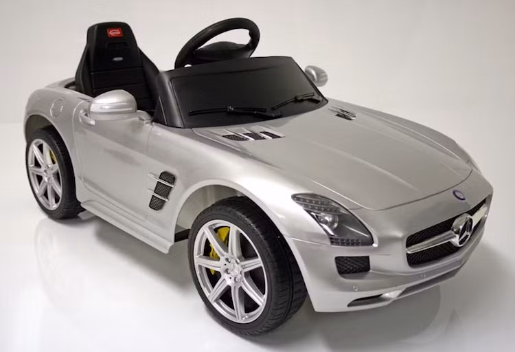 Trong khi chiếc siêu xe Mercedes SLS AMG thật có giá lên tới hàng trăm ngàn USD thì phiên bản đồ chơi chạy điện của nó rẻ hơn rất nhiều, nhưng vẫn thuộc mức cao đối với một chiếc xe chạy động cơ 6V: 420 Euro (tương đương 10,5 triệu đồng).