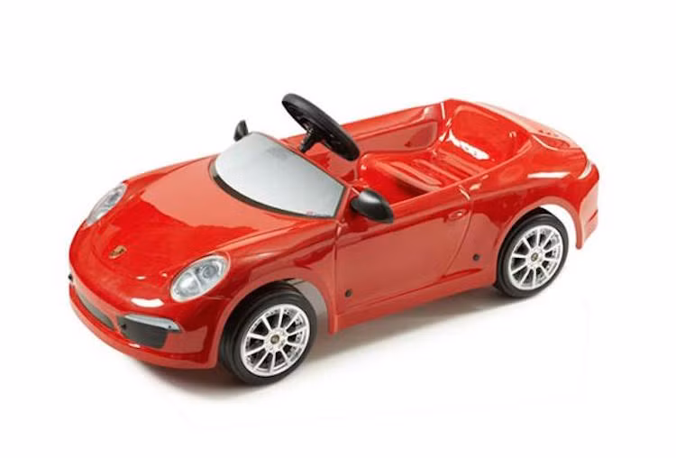 Dù "treo giá" đắt ngang với chiếc SLS AMG nêu trên, nhưng mẫu Porsche 911 Carrera đồ chơi này lại không có động cơ điện. Thay vào đó, chiếc xe sử dụng "động cơ cơm" khi bé phải tự đạp chân mới có thể khiến nó di chuyển.