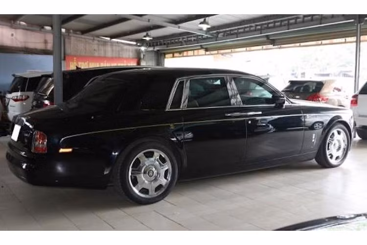 Khi được nhập về vào năm 2012, mỗi chiếc Rolls-Royce Phantom Rồng được bán với giá lên tới 40 tỷ đồng tại Việt Nam. Tuy nhiên vừa qua, một chiếc Phantom phiên bản này đã được bày bán trong một chợ xe tại Việt Nam, giữa những chiếc xe hơi "bình dân" khác. Theo chủ chợ xe cho biết, chiếc Phantom Rồng này vốn thuộc sở hữu của một đại gia Sài Gòn và đang được "treo giá" 11 tỷ đồng.