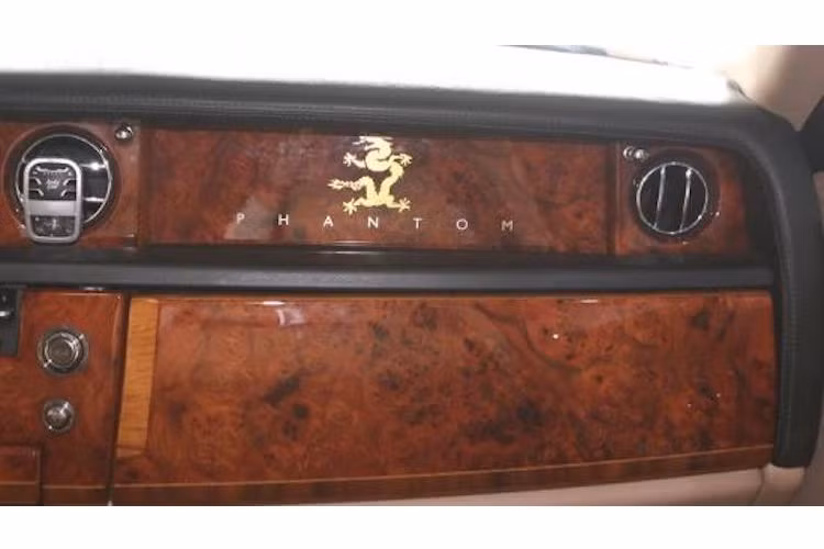 Bên trong nội thất của Phantom Rồng có một số điểm khác biệt so với các phiên bản thường, bắt đầu từ logo rồng kèm dòng chữ Rolls-Royce vẽ trên bảng táp-lô. Trên các tựa đầu ghế ngồi của xe cũng được thêu hình rồng với chỉ khâu 4 màu nâu vàng, cát vàng, đen và trắng.