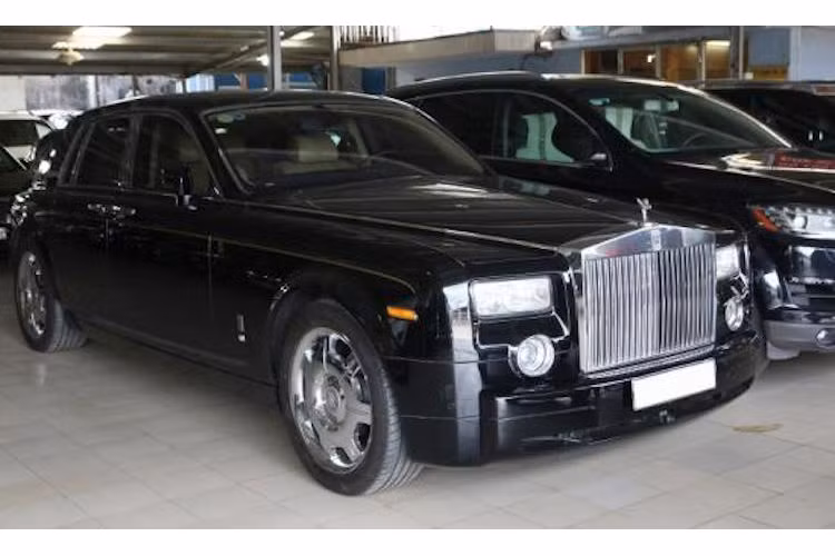 Ra mắt vào năm 2012 để kỷ niệm năm Nhâm Thìn, Rolls-Royce Phantom Rồng Year of the Dragon, hay còn được giới chơi xe Việt Nam gọi tắt là Rolls-Royce Phantom Rồng là phiên bản đặc biệt được Rolls-Royce tạo ra nhằm hướng tới các đại gia Trung Quốc.