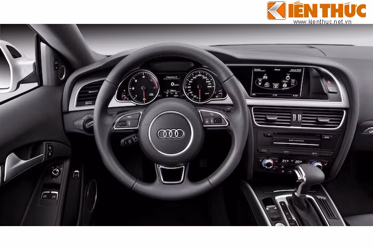 Sự khác biệt của 2 chiếc xe ngày càng trở nên rõ rệt khi bước vào trong nội thất. Dù có thiết kế ngoại thất thanh lịch và ấn tượng nhưng bảng táp-lô của A5 thế hệ cũ trông khá "cục mịch", thậm chí có phần giống với chiếc SUV Audi Q7.