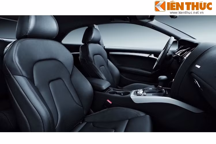 Do là những chiếc coupe sang trọng với một chút "tố chất" thể thao nên cả 2 thế hệ Audi A5 đều sở hữu nội thất bọc da cao cấp, với các ghế ngồi điều chỉnh điện khá ôm lưng.