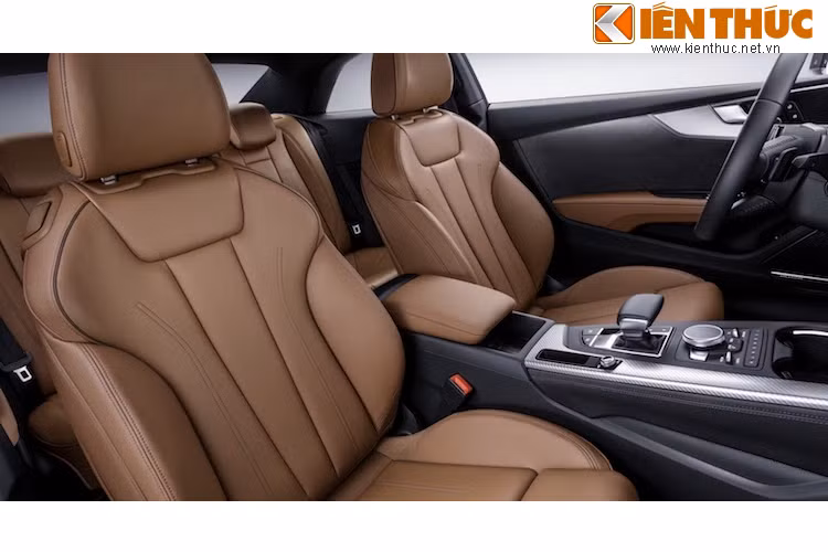 Tuy nhiên so với thế hệ trước, vật liệu cùng chất lượng hoàn thiện của A5 mới đã được nâng lên một chút. Ngoài ra do có trục cơ sở lớn hơn 12 mm, chiếc xe cũng có thêm 10 lít thể tích khoang hành lý và không gian nội thất rộng hơn.