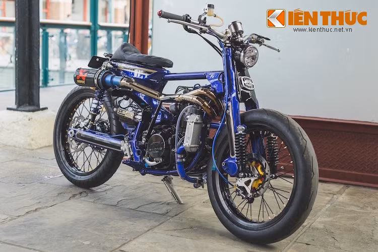 Chủ nhân của chiếc Honda Super Cub độ phân khối lớn này là Gary Windfield - một người chơi xe tại Anh Quốc. Ban đầu, anh Gary đã mua chiếc Cub với ý định "chạy kiểng" nhẹ nhàng. Tuy nhiên do đã từng cầm lái những chiếc KTM tại các giải đua khác nhau ở Anh, "máu tốc độ" trong Gary lại nổi lên, khiến anh dần nâng cấp chiếc Cub ngày càng mạnh hơn.