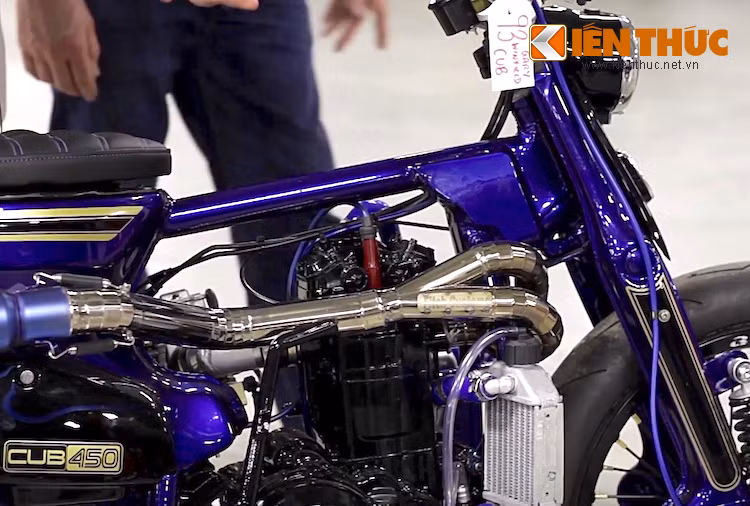 Để có thể lắp được động cơ "khủng" này vào chiếc Cub bé nhỏ, Gary đã phải sử dụng một phần khung của KTM EXC450 với giá treo động cơ và cổ phốt, sau đó cưa bỏ phần gióng nguyên bản của Cub và ghép khung của KTM vào thân xe. Bên cạnh động cơ, toàn bộ dàn làm mát của KTM 450 EXC cũng được Gary "cấy ghép" sang chiếc Cub.