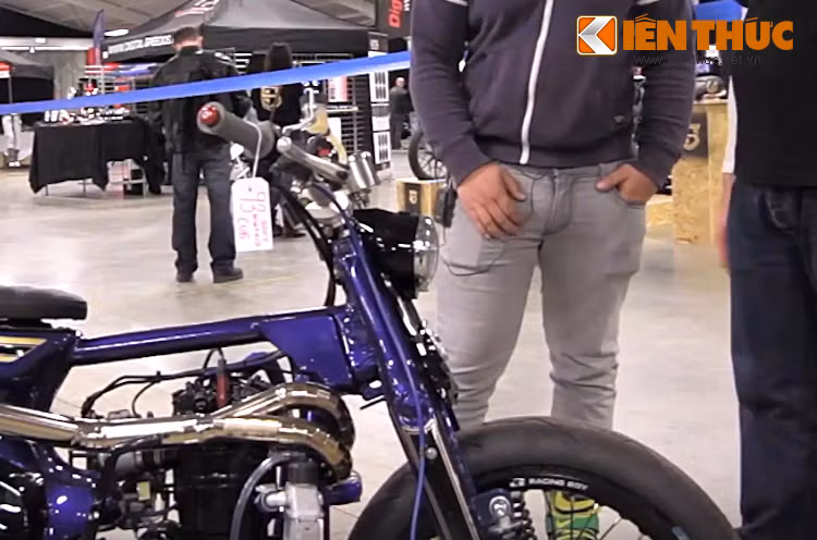 Dù sở hữu động cơ "khủng", nhưng Gary vẫn muốn giữ lại kiểu dáng nguyên bản đã trở thành "biểu tượng" của Super Cub. Chính vì vậy, anh vẫn tiếp tục sử dụng kết cấu phuộc "giò gà" cho chiếc xe, kèm theo bộ ốp đầu kèm chóa pha của Super Cub C100 đời đầu.