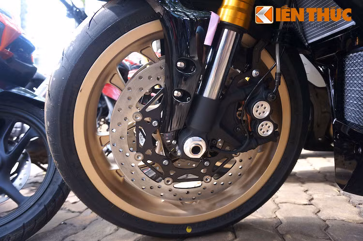 Trên phiên bản này, bộ mâm của xe cũng đã được sơn màu vàng nổi bật hơn, thay vì màu xanh như các phiên bản R1 thường. Bánh trước có kích thước lốp 120/70/17 và bánh sau là 190/55/17.