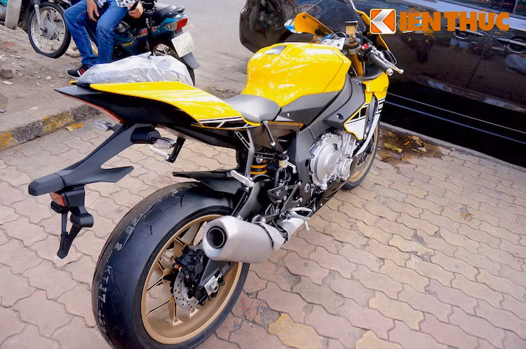 Tại Mỹ, Yamaha R1 60th Anniversary có giá khởi điểm 16.990 USD - đắt hơn bản thường 500 USD. Khi về tới thị trường Việt Nam, chiếc xe sẽ có giá khoảng 650 triệu đồng.