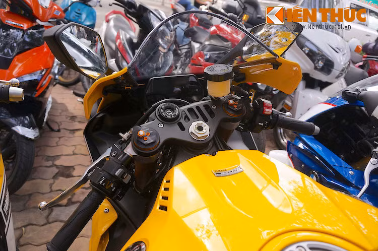 Với các công nghệ mới, R1 đem tới hiệu năng vận hành ấn tượng gần tương đương với xe đua Moto GP, và điều này đã được chính tay đua Valentino Rossi xác nhận.